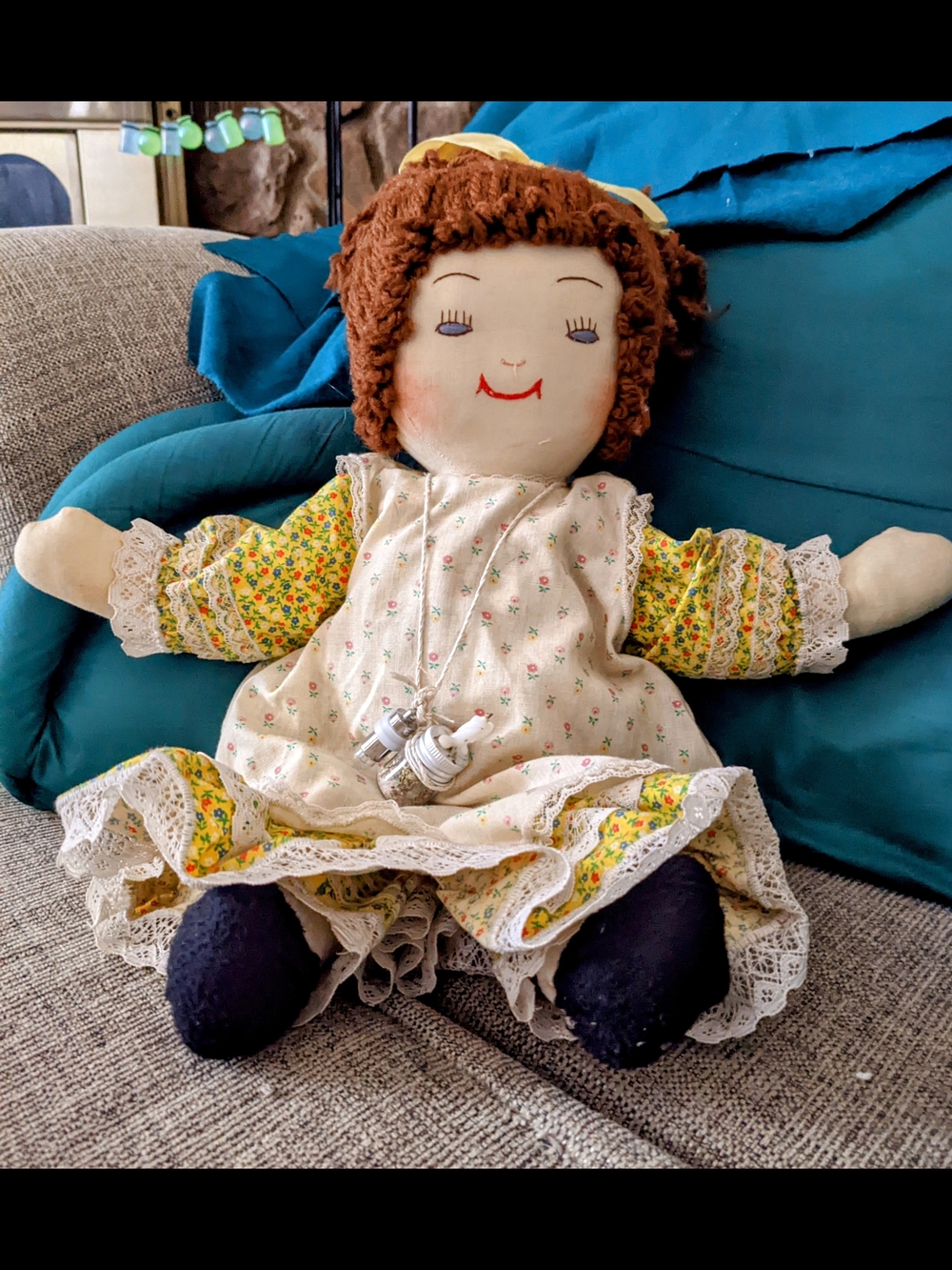 Vintage Pair of Handmade Cloth Dolls in Brown Hair and Outfit. Well Loved 🥰 - Picture 4 of 5